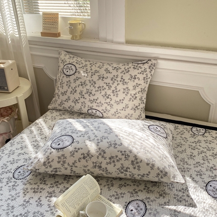 91家纺网 家纺一手货源 找家纺 （总）芷凡家纺 2025新款水洗棉印花纯色格子条纹单枕套