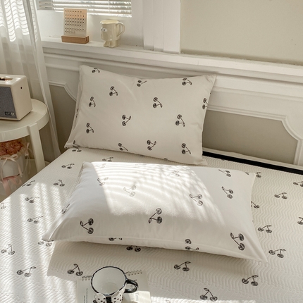 91家纺网 家纺一手货源 找家纺 （总）芷凡家纺 2025新款水洗棉印花纯色格子条纹单枕套