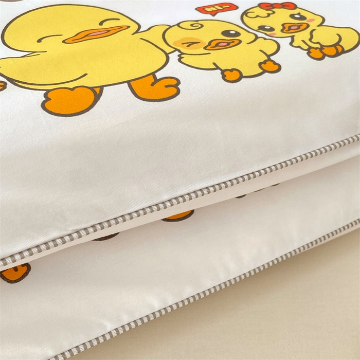 91家纺网 家纺一手货源 找家纺 梦舒羽 2025新款正版授权全棉枕套卡通枕芯套枕头内胆套儿童抱枕套 萌鸭一族-白