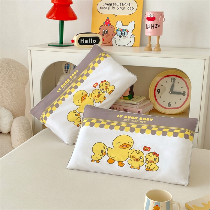 91家纺网 家纺一手货源 找家纺 梦舒羽 2025新款正版授权全棉枕套卡通枕芯套枕头内胆套儿童抱枕套 萌鸭一族-白
