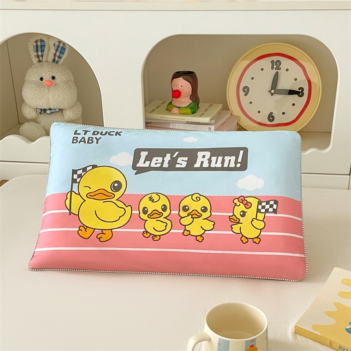 91家纺网 家纺一手货源 找家纺 梦舒羽 2025新款正版授权全棉枕套卡通枕芯套枕头内胆套儿童抱枕套 竞速鸭