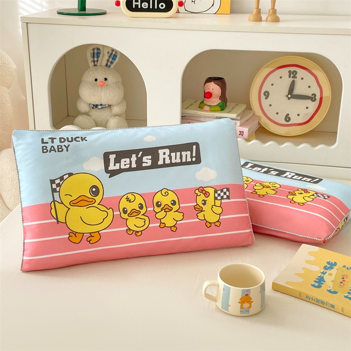 91家纺网 家纺一手货源 找家纺 梦舒羽 2025新款正版授权全棉枕套卡通枕芯套枕头内胆套儿童抱枕套 竞速鸭