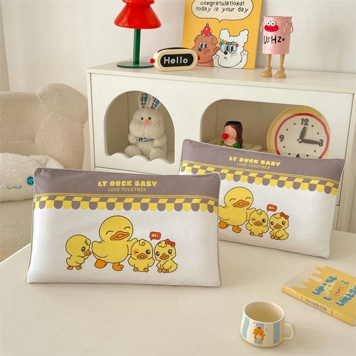 91家纺网 家纺一手货源 找家纺 梦舒羽 2025新款正版授权全棉枕套卡通枕芯套枕头内胆套儿童抱枕套 萌鸭一族-白