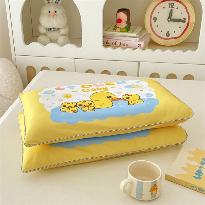 91家纺网 家纺一手货源 找家纺 梦舒羽 2025新款正版授权全棉枕套卡通枕芯套枕头内胆套儿童抱枕套 萌鸭派对