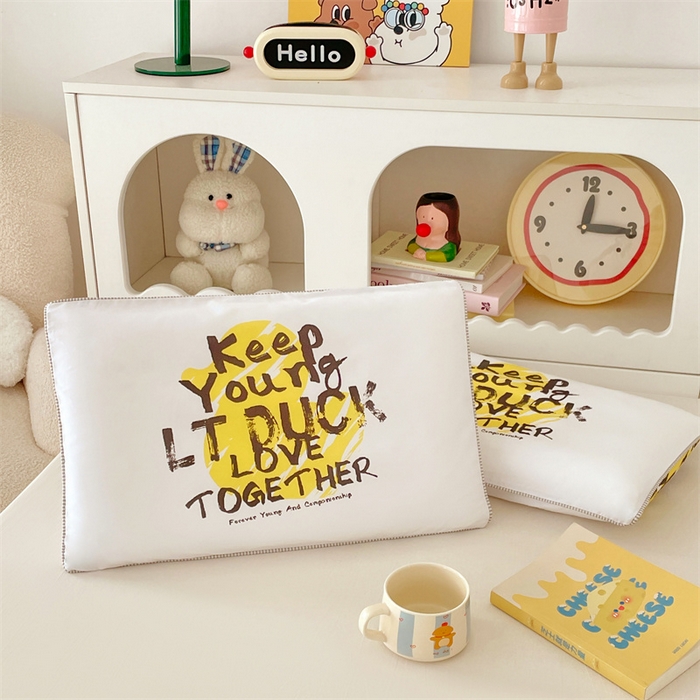 91家纺网 家纺一手货源 找家纺 梦舒羽 2025新款正版授权全棉枕套卡通枕芯套枕头内胆套儿童抱枕套 字母鸭