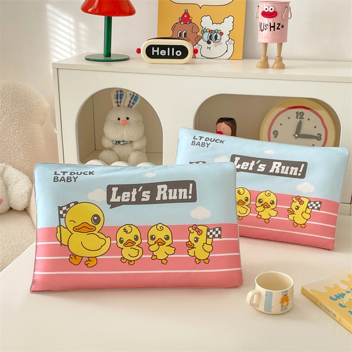 91家纺网 家纺一手货源 找家纺 梦舒羽 2025新款正版授权全棉枕套卡通枕芯套枕头内胆套儿童抱枕套 竞速鸭