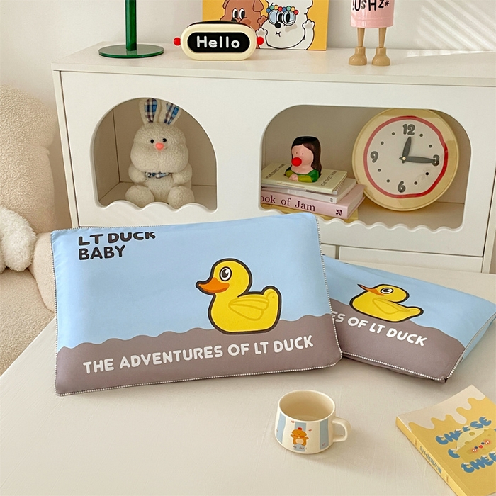 91家纺网 家纺一手货源 找家纺 梦舒羽 2025新款正版授权全棉枕套卡通枕芯套枕头内胆套儿童抱枕套 漂流鸭