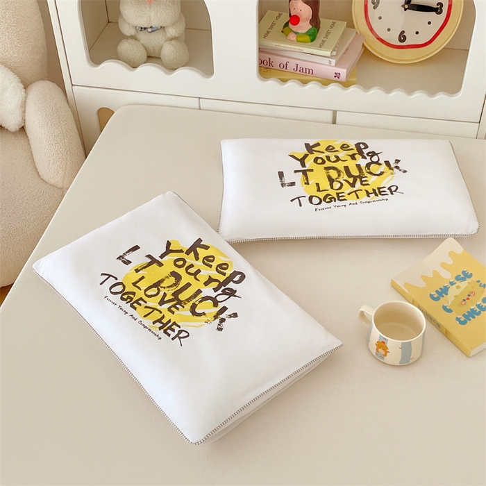 91家纺网 家纺一手货源 找家纺 梦舒羽 2025新款正版授权全棉枕套卡通枕芯套枕头内胆套儿童抱枕套 字母鸭