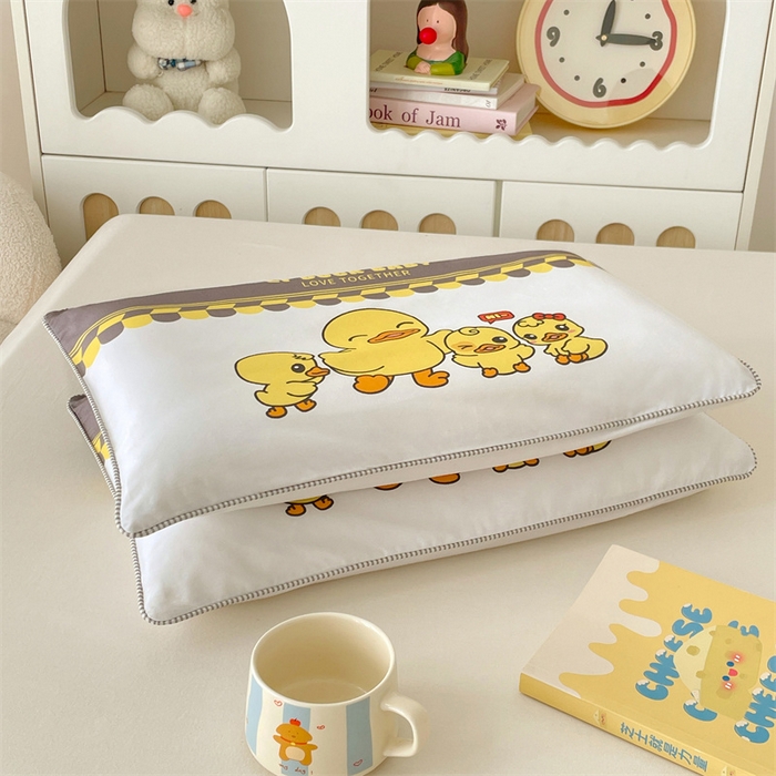 91家纺网 家纺一手货源 找家纺 梦舒羽 2025新款正版授权全棉枕套卡通枕芯套枕头内胆套儿童抱枕套 萌鸭一族-白