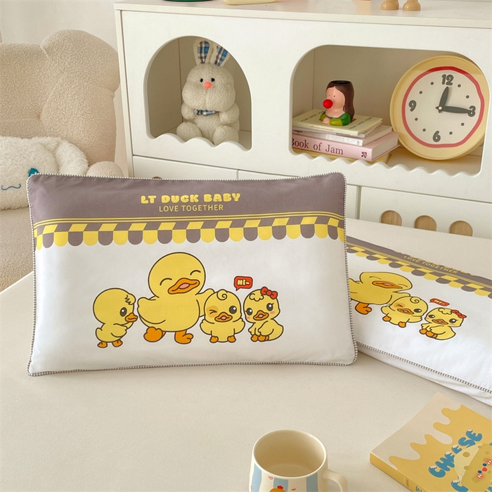 91家纺网 家纺一手货源 找家纺 梦舒羽 2025新款正版授权全棉枕套卡通枕芯套枕头内胆套儿童抱枕套 萌鸭一族-白