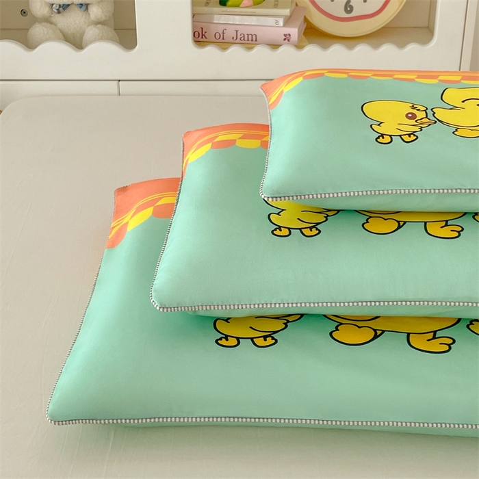 91家纺网 家纺一手货源 找家纺 梦舒羽 2025新款正版授权全棉枕套卡通枕芯套枕头内胆套儿童抱枕套 萌鸭一族-绿
