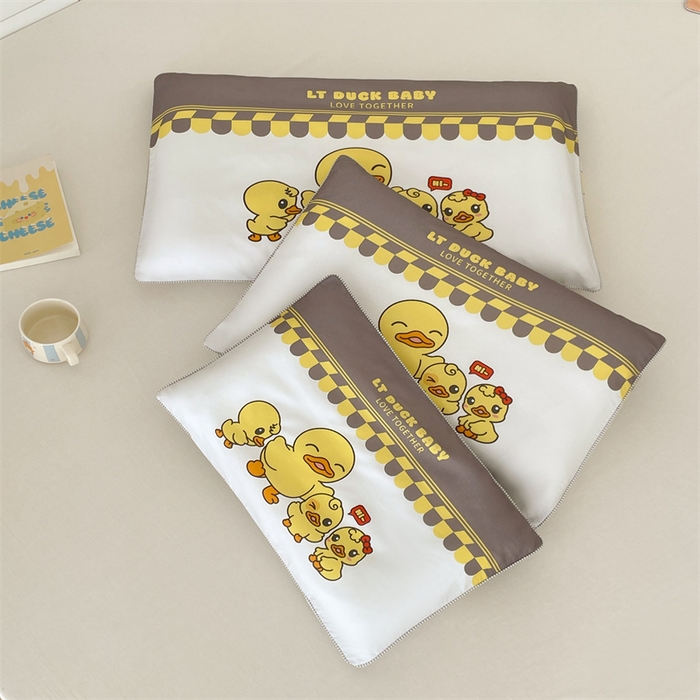 91家纺网 家纺一手货源 找家纺 梦舒羽 2025新款正版授权全棉枕套卡通枕芯套枕头内胆套儿童抱枕套 萌鸭一族-白