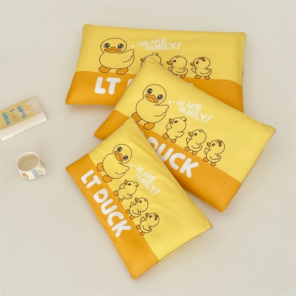 91家纺网 家纺一手货源 找家纺 梦舒羽 2025新款正版授权全棉枕套卡通枕芯套枕头内胆套儿童抱枕套 旅行鸭