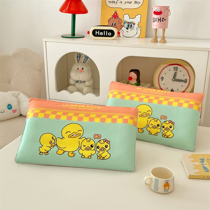 91家纺网 家纺一手货源 找家纺 梦舒羽 2025新款正版授权全棉枕套卡通枕芯套枕头内胆套儿童抱枕套 萌鸭一族-绿