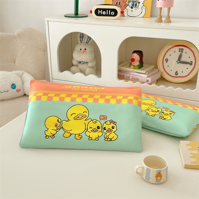 91家纺网 家纺一手货源 找家纺 梦舒羽 2025新款正版授权全棉枕套卡通枕芯套枕头内胆套儿童抱枕套 萌鸭一族-绿