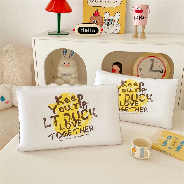 91家纺网 家纺一手货源 找家纺 梦舒羽 2025新款正版授权全棉枕套卡通枕芯套枕头内胆套儿童抱枕套 字母鸭
