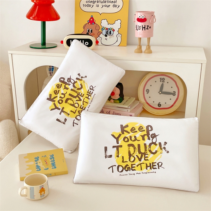 91家纺网 家纺一手货源 找家纺 梦舒羽 2025新款正版授权全棉枕套卡通枕芯套枕头内胆套儿童抱枕套 字母鸭