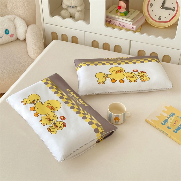 91家纺网 家纺一手货源 找家纺 梦舒羽 2025新款正版授权全棉枕套卡通枕芯套枕头内胆套儿童抱枕套 萌鸭一族-白