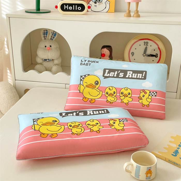 91家纺网 家纺一手货源 找家纺 梦舒羽 2025新款正版授权全棉枕套卡通枕芯套枕头内胆套儿童抱枕套 竞速鸭