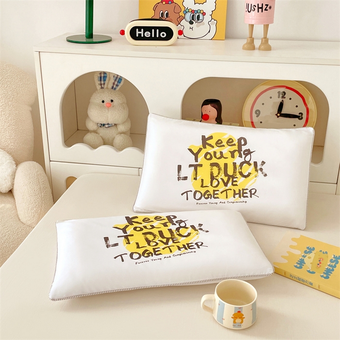 91家纺网 家纺一手货源 找家纺 梦舒羽 2025新款正版授权全棉枕套卡通枕芯套枕头内胆套儿童抱枕套 字母鸭