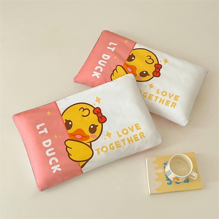 91家纺网 家纺一手货源 找家纺 梦舒羽 2025新款正版授权全棉枕套卡通枕芯套枕头内胆套儿童抱枕套 羞涩鸭