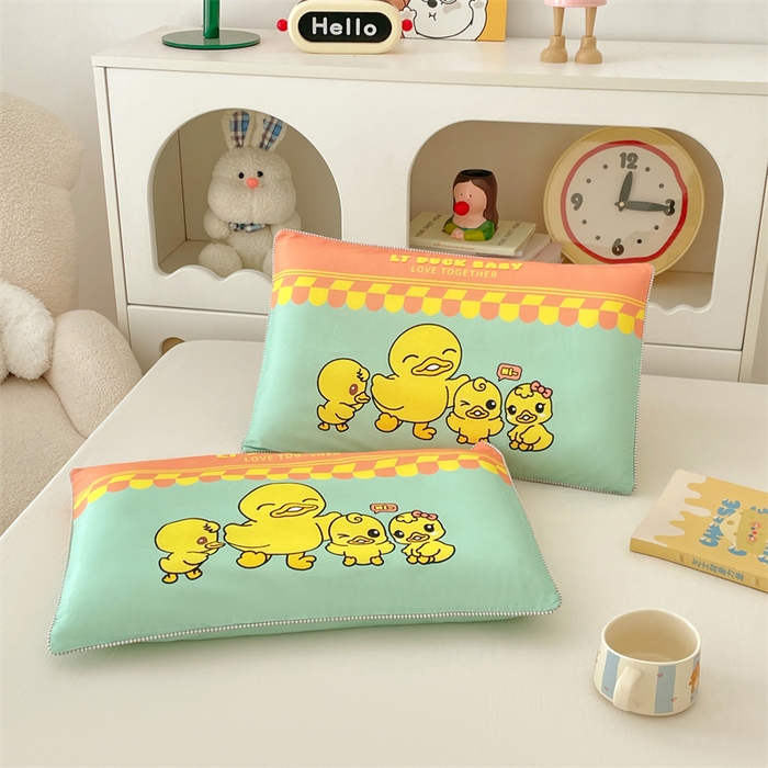 91家纺网 家纺一手货源 找家纺 梦舒羽 2025新款正版授权全棉枕套卡通枕芯套枕头内胆套儿童抱枕套 萌鸭一族-绿