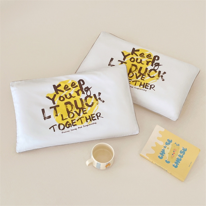 91家纺网 家纺一手货源 找家纺 梦舒羽 2025新款正版授权全棉枕套卡通枕芯套枕头内胆套儿童抱枕套 字母鸭