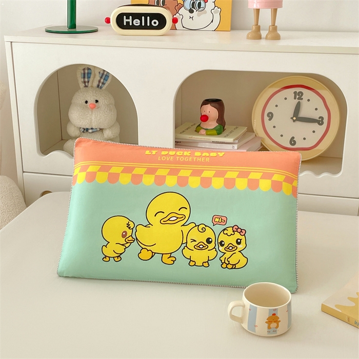 91家纺网 家纺一手货源 找家纺 梦舒羽 2025新款正版授权全棉枕套卡通枕芯套枕头内胆套儿童抱枕套 萌鸭一族-绿