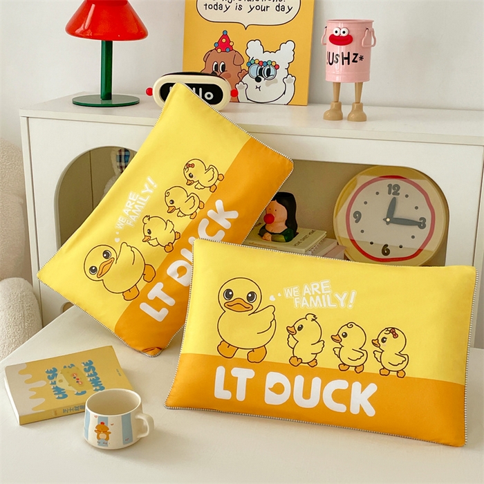 91家纺网 家纺一手货源 找家纺 梦舒羽 2025新款正版授权全棉枕套卡通枕芯套枕头内胆套儿童抱枕套 旅行鸭