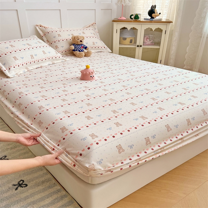 91家纺网 家纺一手货源 找家纺 圣比熊 2025新款针织棉双层纱床笠罩全包席梦思床垫保护罩 草莓熊宝