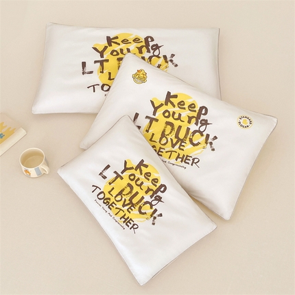 91家纺网 家纺一手货源 找家纺 圣比熊 2025新款正版授权控价19元起 全棉枕套卡通枕芯套枕头内胆套儿童抱枕套 字母鸭