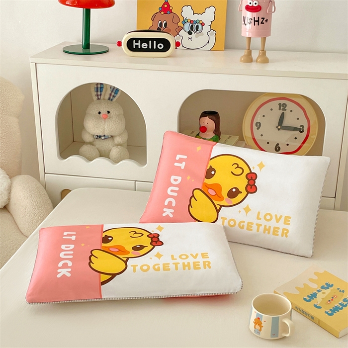 91家纺网 家纺一手货源 找家纺 梦舒羽 2025新款正版授权全棉枕套卡通枕芯套枕头内胆套儿童抱枕套 羞涩鸭