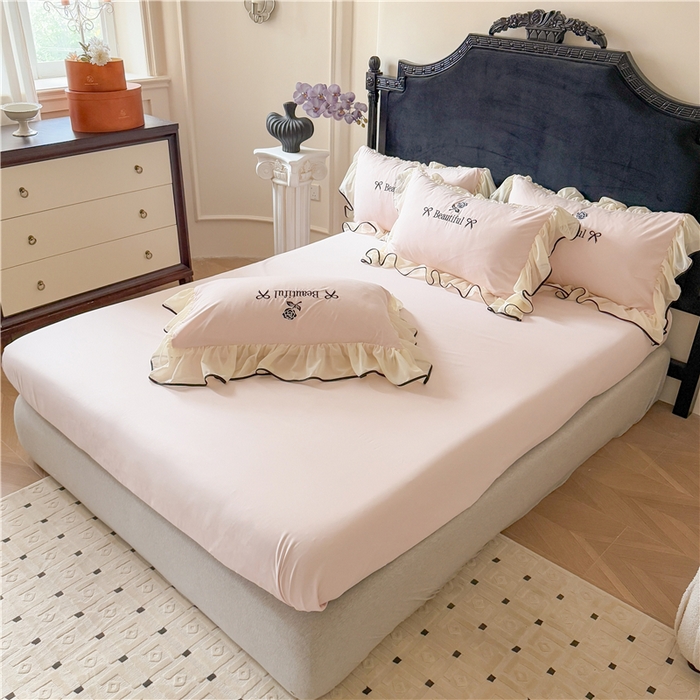 91家纺网 家纺一手货源 找家纺 富盛家纺 2025新款水洗亲肤棉刺绣床裙款四件套公主风四件套 茹意—粉