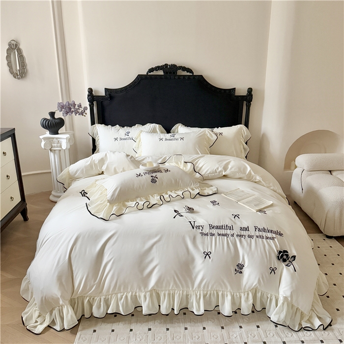 91家纺网 家纺一手货源 找家纺 富盛家纺 2025新款水洗亲肤棉刺绣床裙款四件套公主风四件套 茹意—白