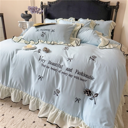 91家纺网 家纺一手货源 找家纺 富盛家纺 2025新款水洗亲肤棉刺绣床裙款四件套公主风四件套 茹意—蓝