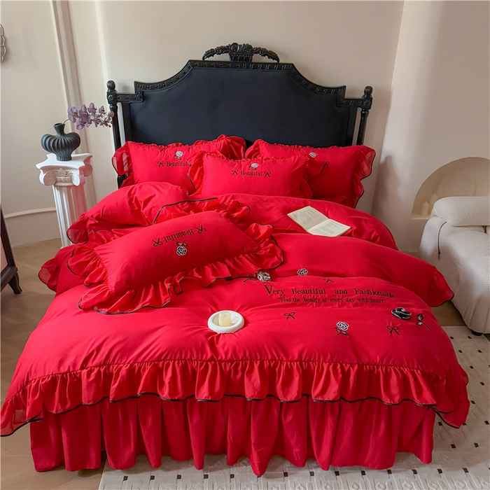 91家纺网 家纺一手货源 找家纺 富盛家纺 2025新款水洗亲肤棉刺绣床裙款四件套公主风四件套 茹意—大红