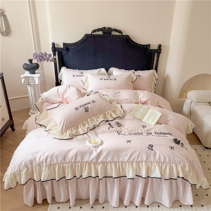 91家纺网 家纺一手货源 找家纺 富盛家纺 2025新款水洗亲肤棉刺绣床裙款四件套公主风四件套 茹意—粉