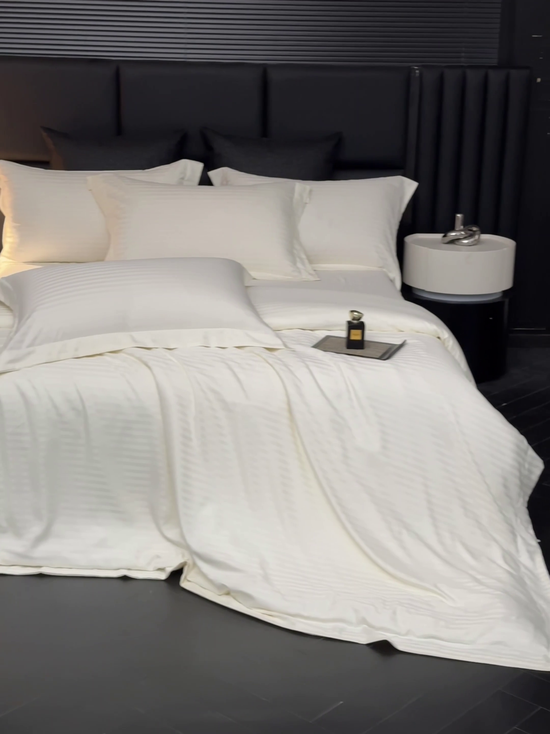 91家纺网 家纺一手货源 找家纺 绒世界 绒世界 2025新款四季款高端贡缎条纹水洗真丝四件套 象牙白