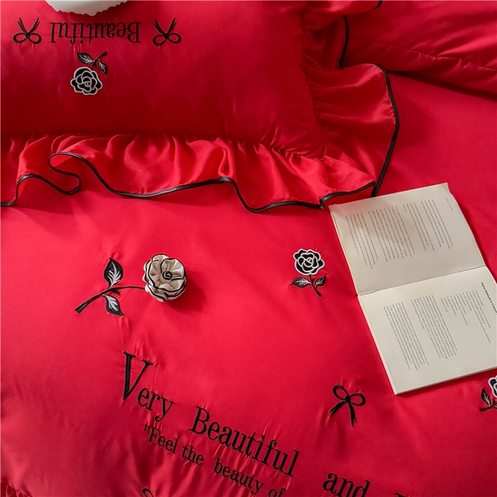 91家纺网 家纺一手货源 找家纺 富盛家纺 2025新款水洗亲肤棉刺绣床裙款四件套公主风四件套 茹意—大红