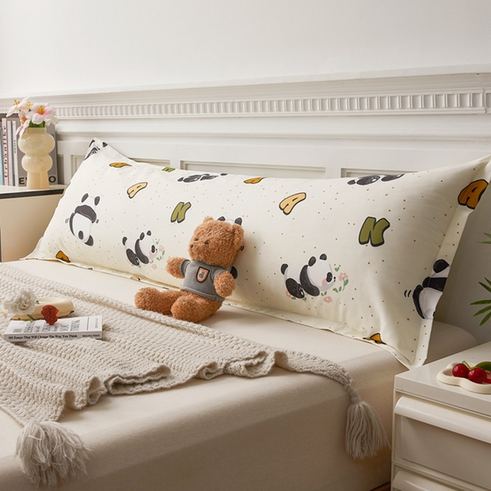 91家纺网 家纺一手货源 找家纺 翎盈家纺 2025新款纯棉小清新双人枕套 字母熊猫