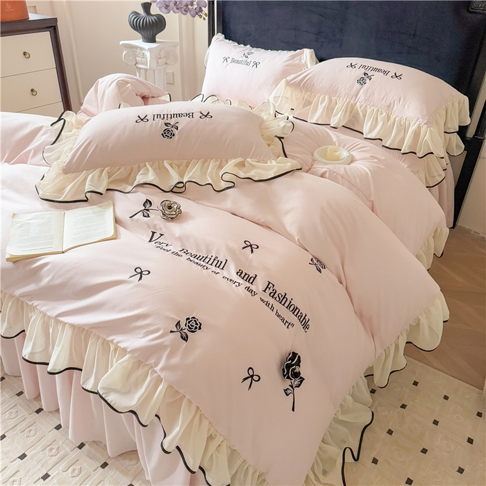 91家纺网 家纺一手货源 找家纺 富盛家纺 2025新款水洗亲肤棉刺绣床裙款四件套公主风四件套 茹意—粉