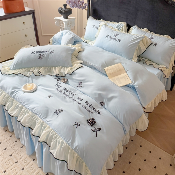 91家纺网 家纺一手货源 找家纺 富盛家纺 2025新款水洗亲肤棉刺绣床裙款四件套公主风四件套 茹意—蓝