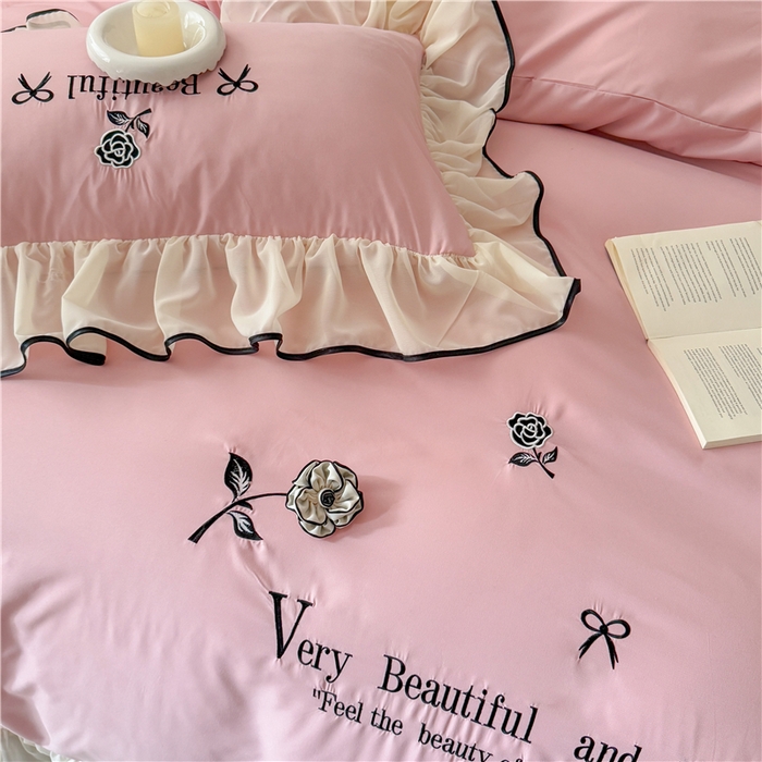 91家纺网 家纺一手货源 找家纺 富盛家纺 2025新款水洗亲肤棉刺绣床裙款四件套公主风四件套 茹意—豆沙