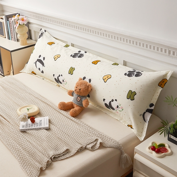 91家纺网 家纺一手货源 找家纺 翎盈家纺 2025新款纯棉小清新双人枕套 字母熊猫