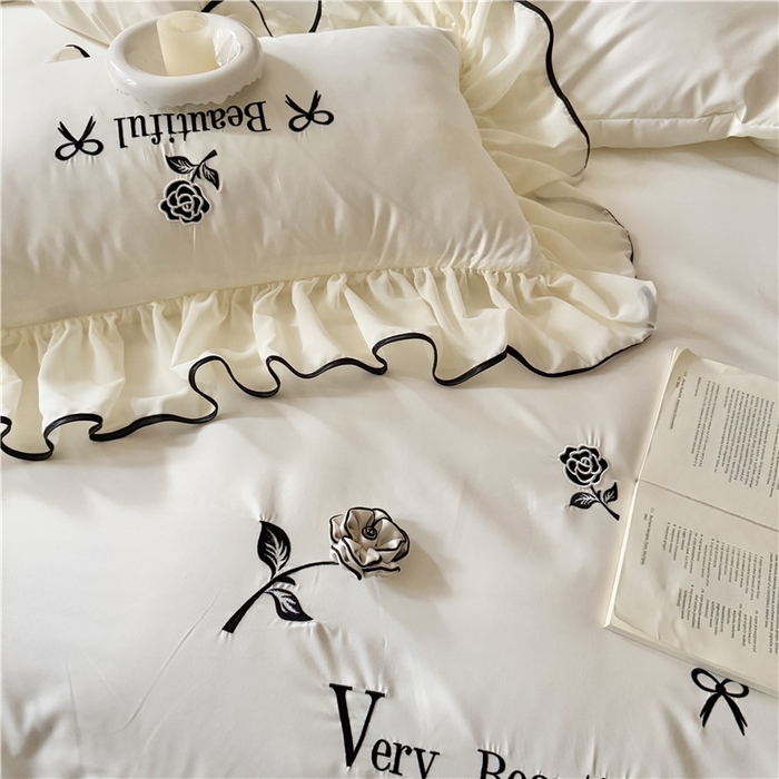 91家纺网 家纺一手货源 找家纺 富盛家纺 2025新款水洗亲肤棉刺绣床裙款四件套公主风四件套 茹意—白