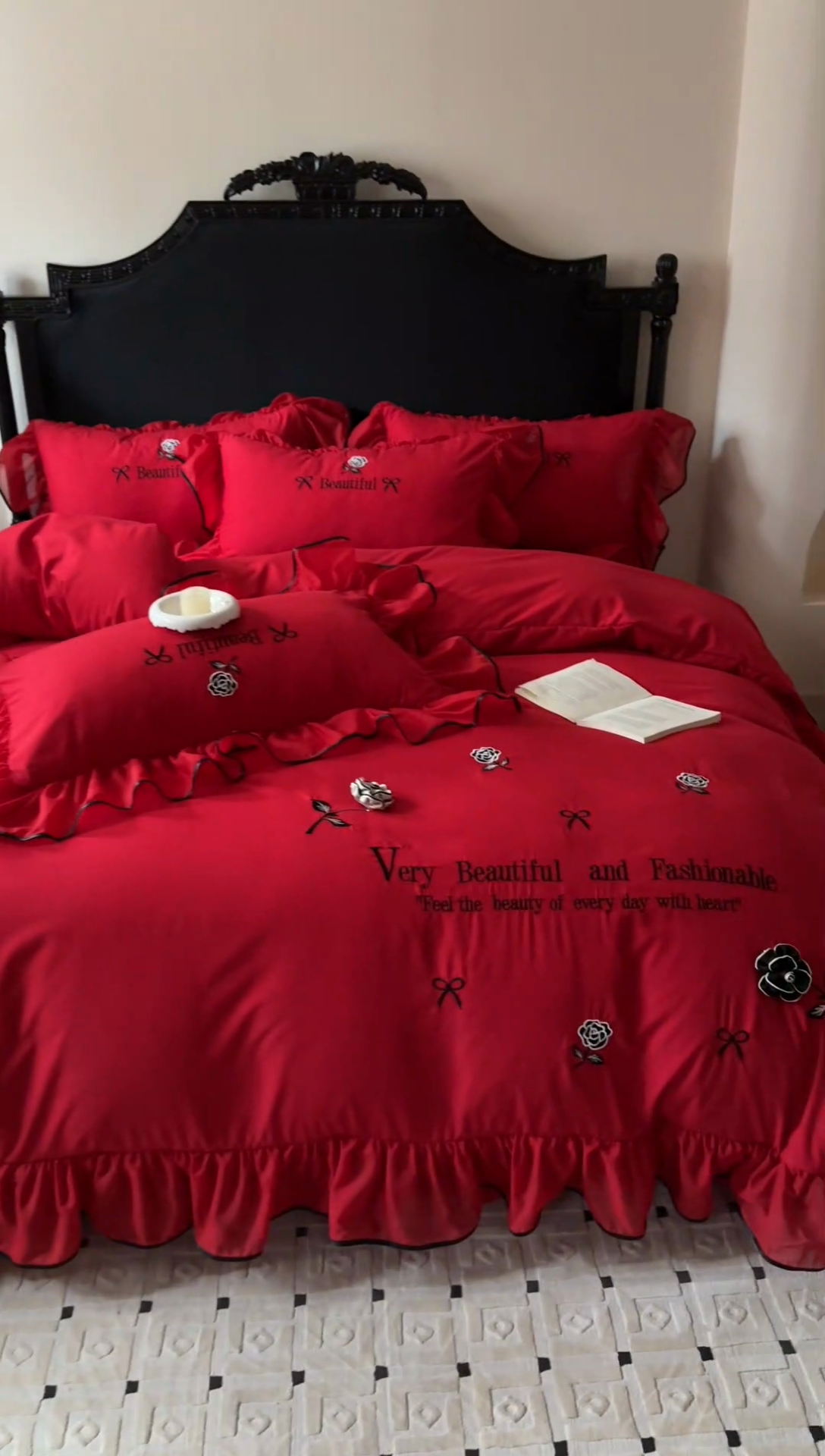 91家纺网 家纺一手货源 找家纺 富盛家纺 2025新款水洗亲肤棉刺绣床裙款四件套公主风四件套 茹意—大红