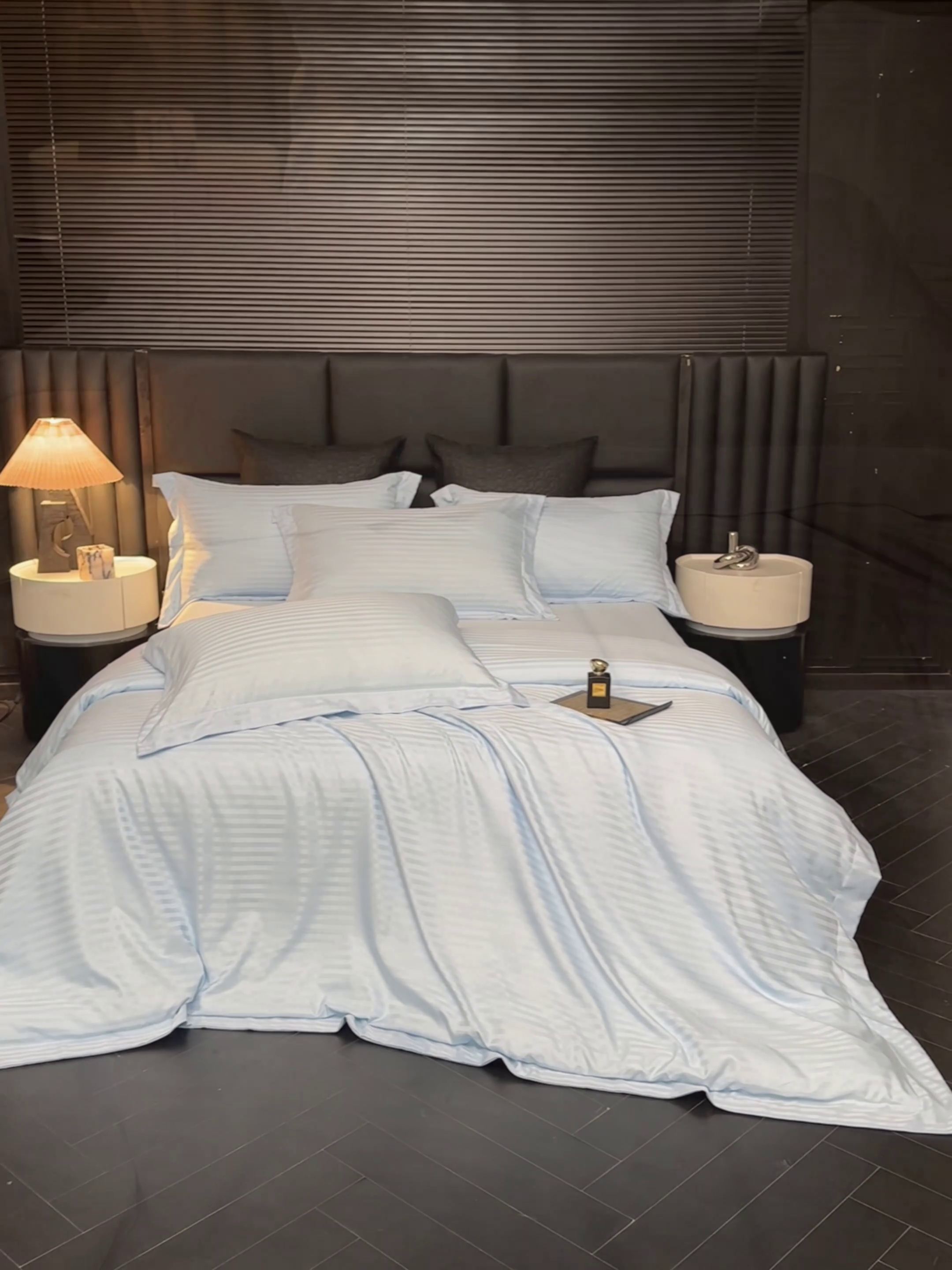 91家纺网 家纺一手货源 找家纺 绒世界 绒世界 2025新款四季款高端贡缎条纹水洗真丝四件套 景泰蓝