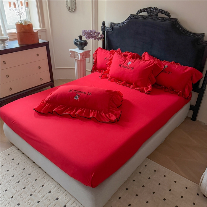 91家纺网 家纺一手货源 找家纺 富盛家纺 2025新款水洗亲肤棉刺绣床裙款四件套公主风四件套 茹意—大红