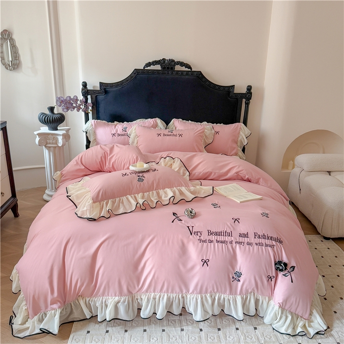 91家纺网 家纺一手货源 找家纺 富盛家纺 2025新款水洗亲肤棉刺绣床裙款四件套公主风四件套 茹意—豆沙