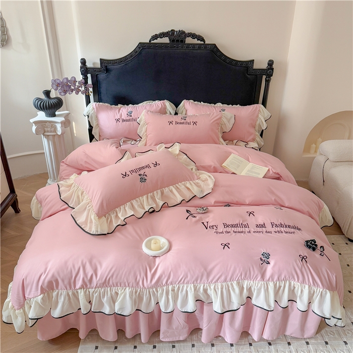 91家纺网 家纺一手货源 找家纺 富盛家纺 2025新款水洗亲肤棉刺绣床裙款四件套公主风四件套 茹意—豆沙